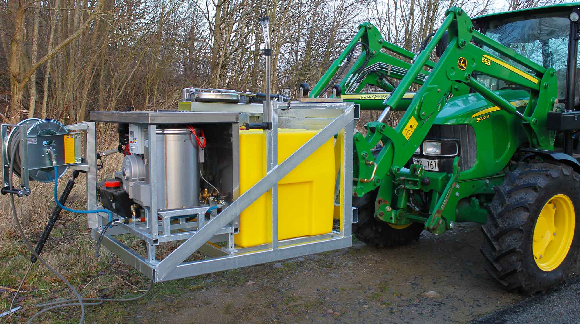 Ugressbekjempelse_galleri1 Montering på lessaparat-gafler til traktor.